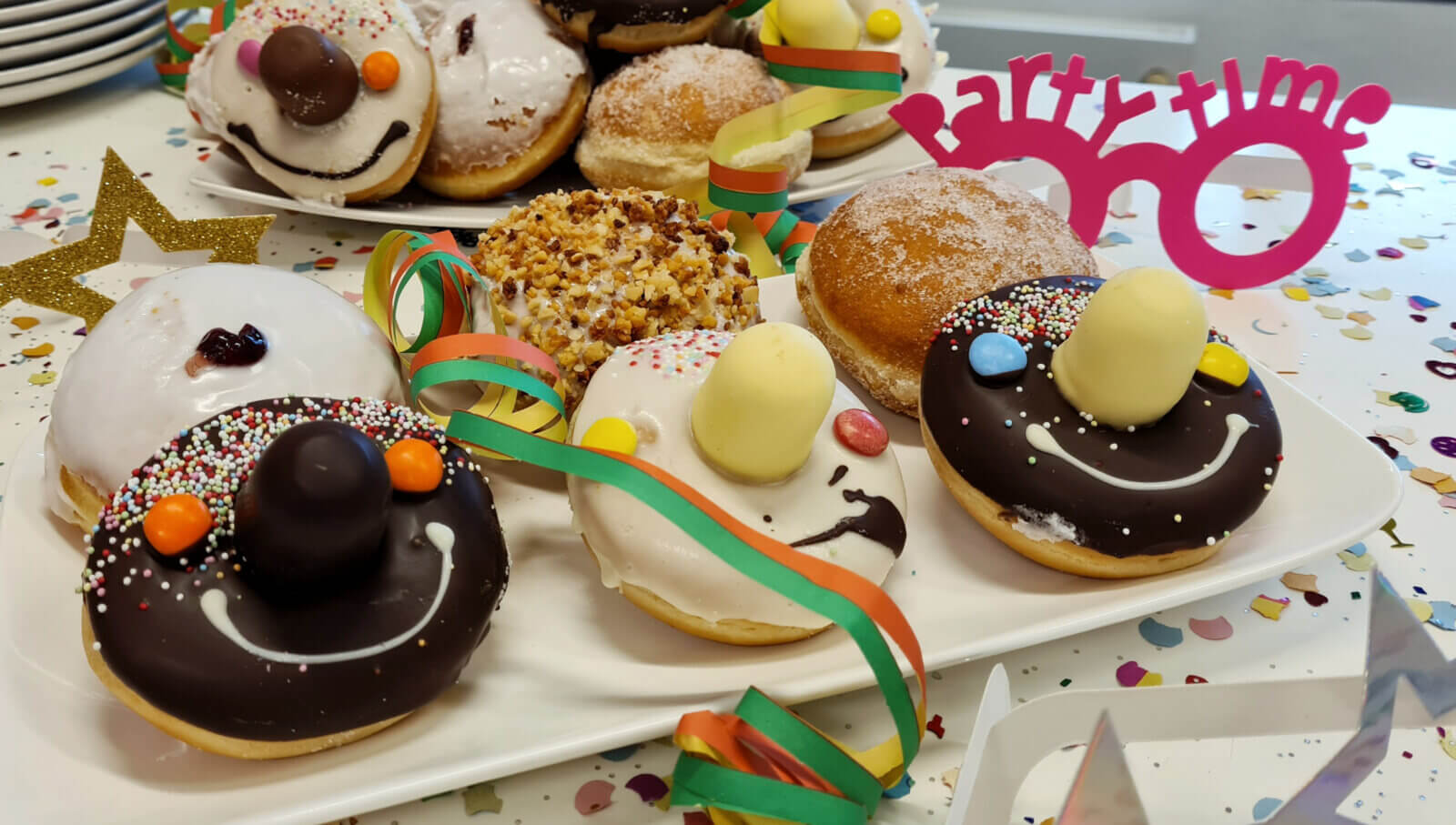 Lustige Doughnuts auf Teller