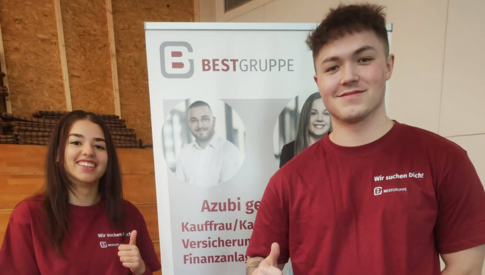 Erica und Nick auf dem Speeddating zeigen Daumen hoch.