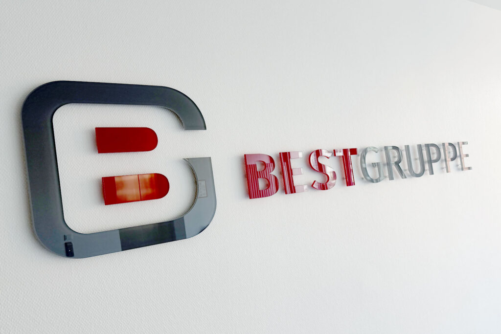 Best Gruppe Eingangsschild mit großem Logo