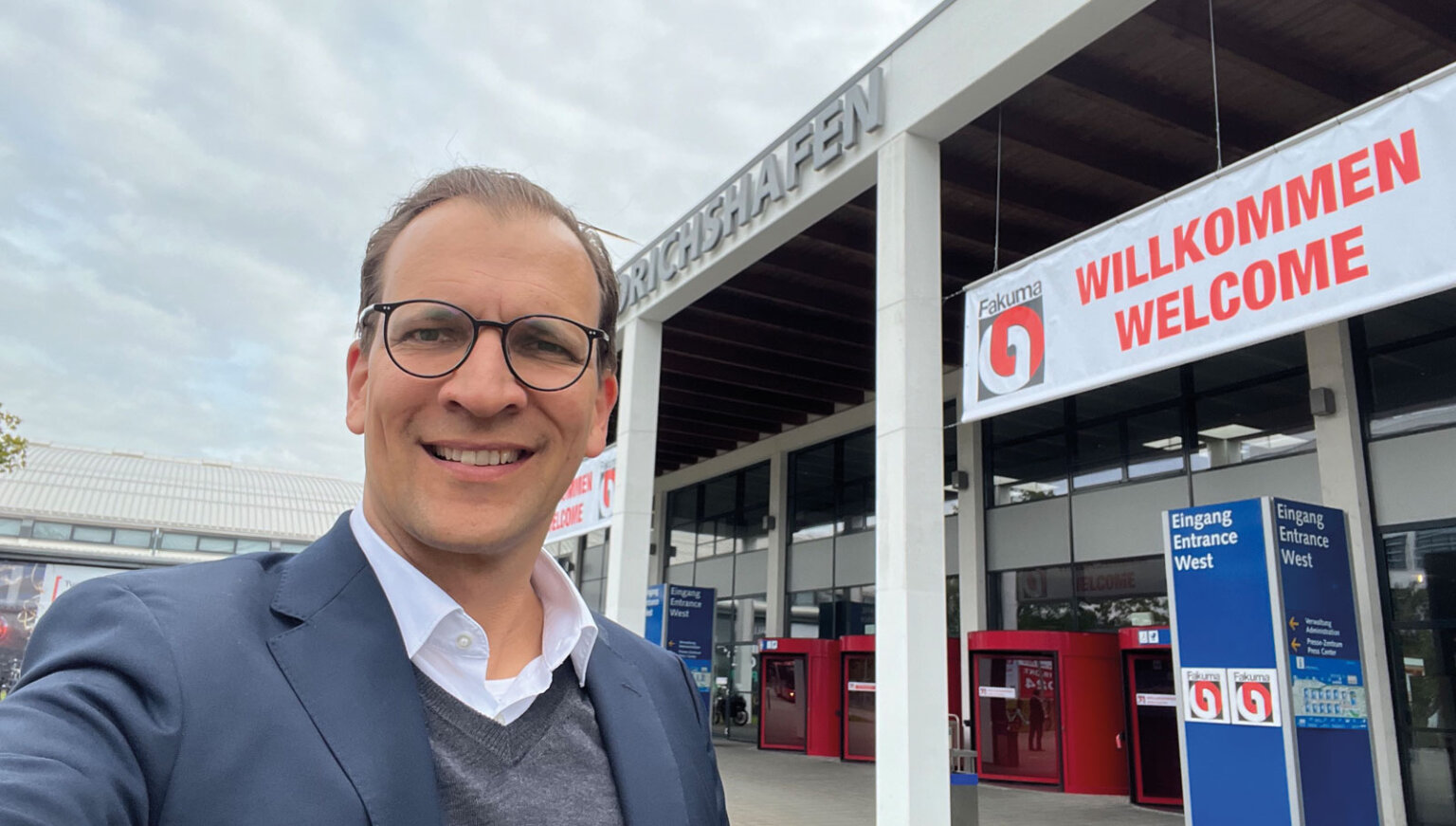 Dr. Burkhard Zimmermann Selfir vor der Messe