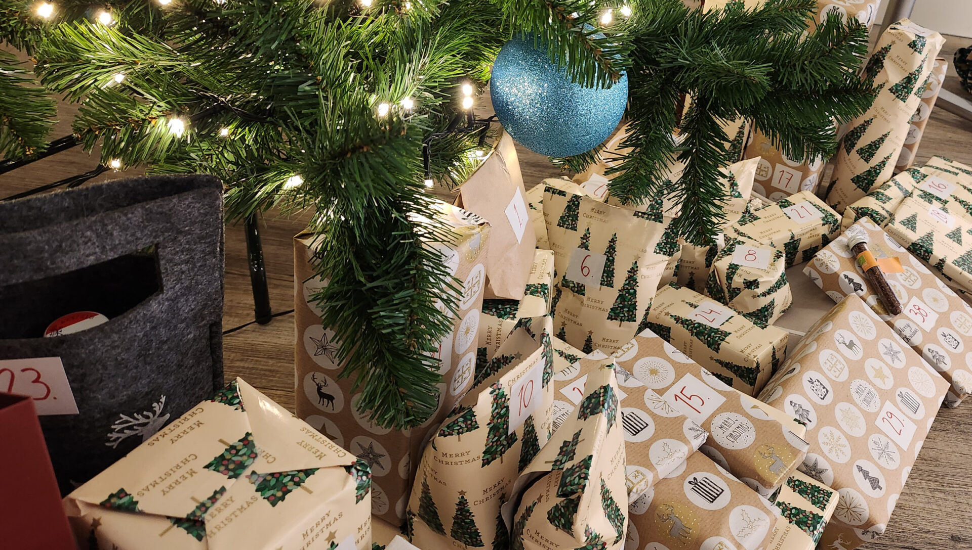 Schön eingepackte Geschenke unter dem Weihnachtsbaum bei der BEST GRUPPE
