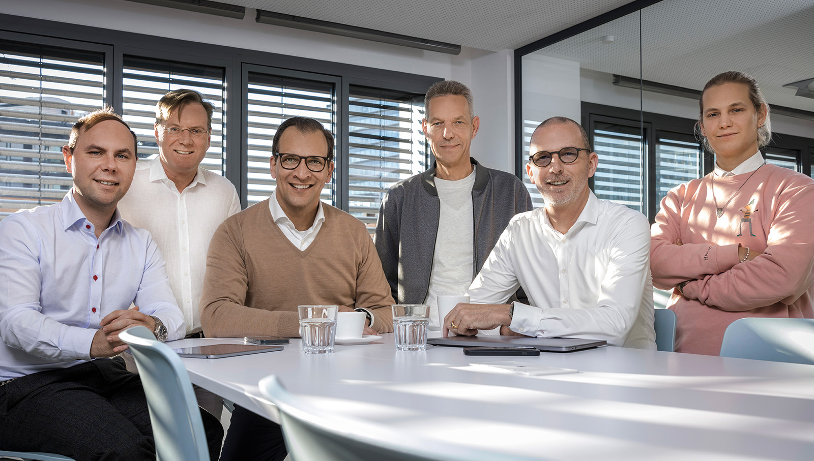 Geschäftsführer Daniel Wingenbach, Stefan Peters, Dr. Burkhard Zimmermann, Bernd Endnich, Christian von Göler und Felix Endnich zusammen an einem Stehtisch