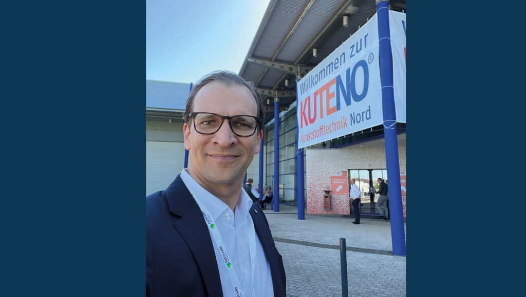 Geschäftsführer Dr. Burkhard Zimmermann lächelnd vor der Kuteno-Messe