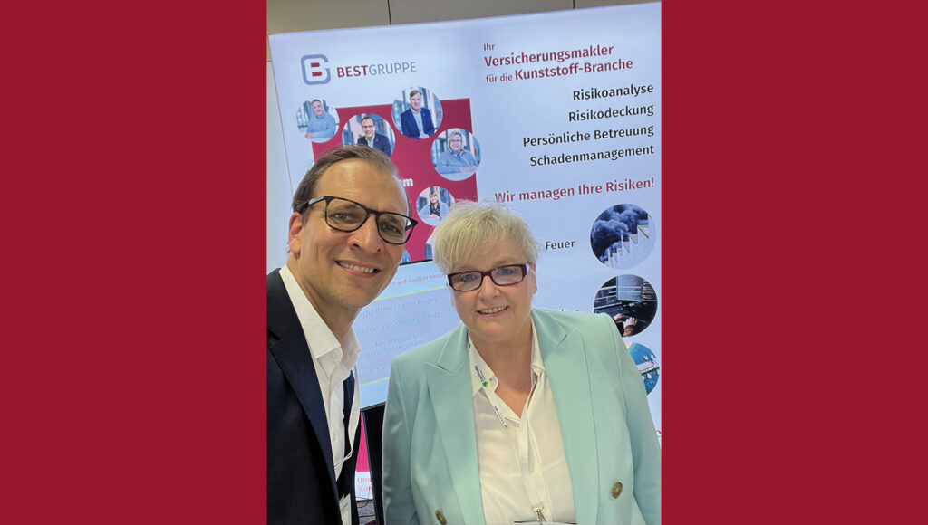 Leiterin Konzernkundschaft Heike Eckloff und Geschäftsführer Burkhard Zimmermann lächeln in die Kamera.