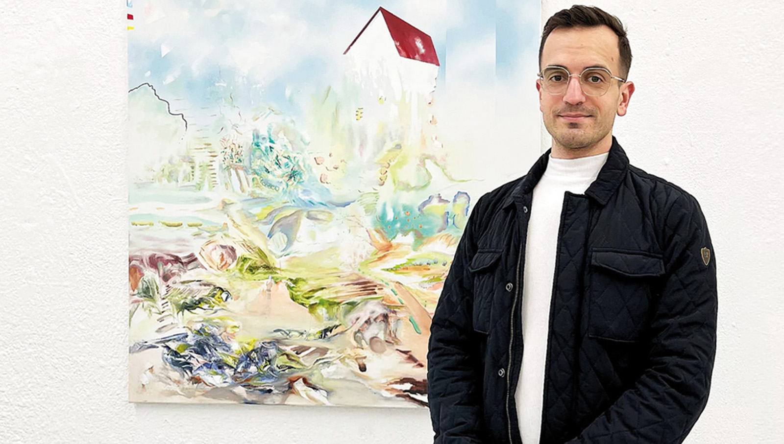 Alex Fedmann vor seiner Kunst an der Wand.