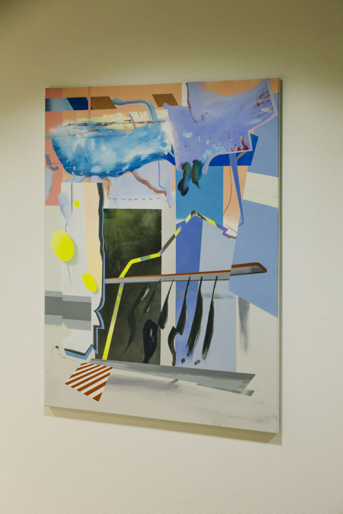 Bild des Künstlers an der Wand.