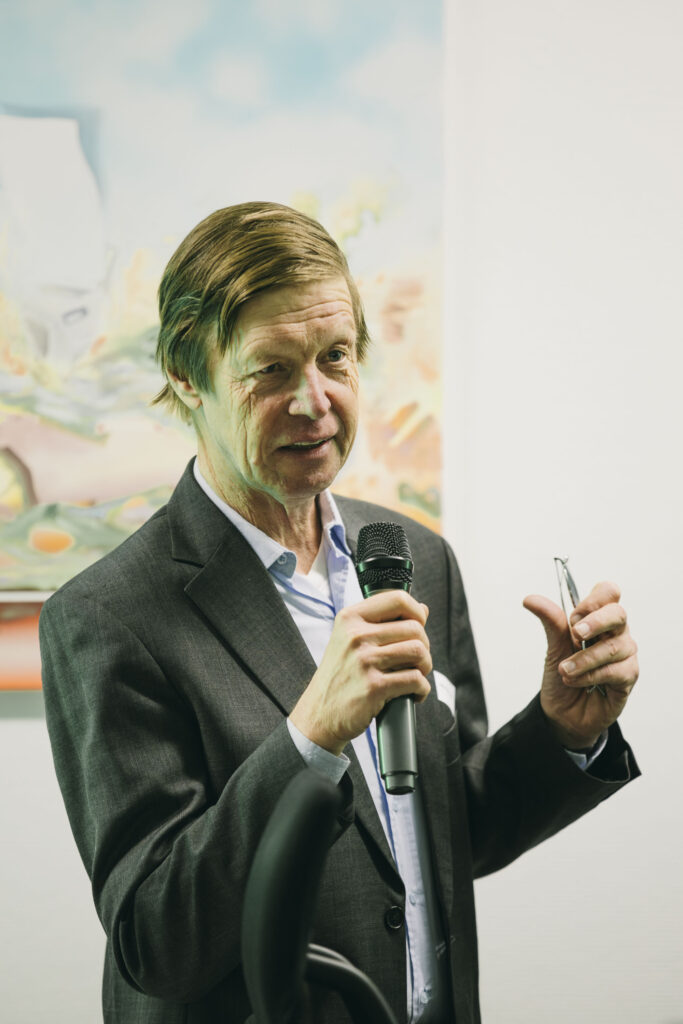 Professor Robert Fleck spricht in das Mikrofon