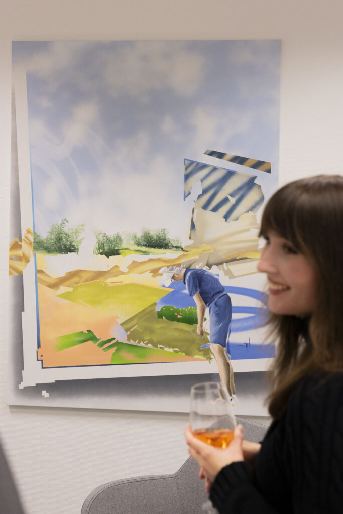 Junge Frau steht lächelnd vor Bild an der Wand