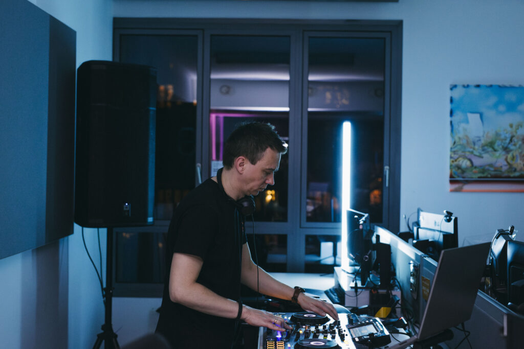 Mitarbeiter Tim Broel an den Turntables.