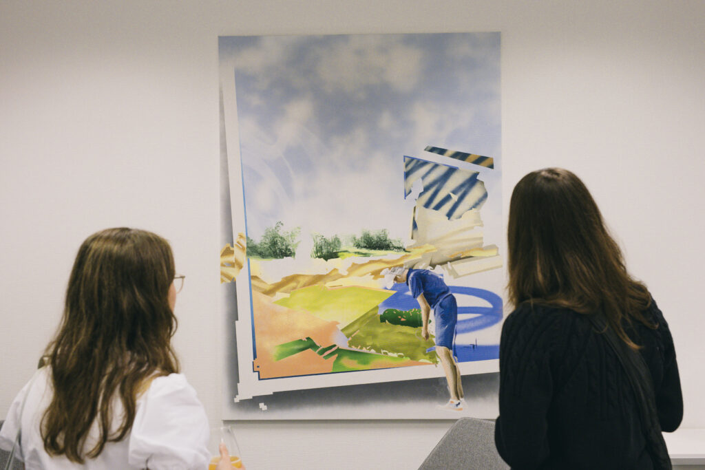 Gäst:innen vor Kunst an der Wand.
