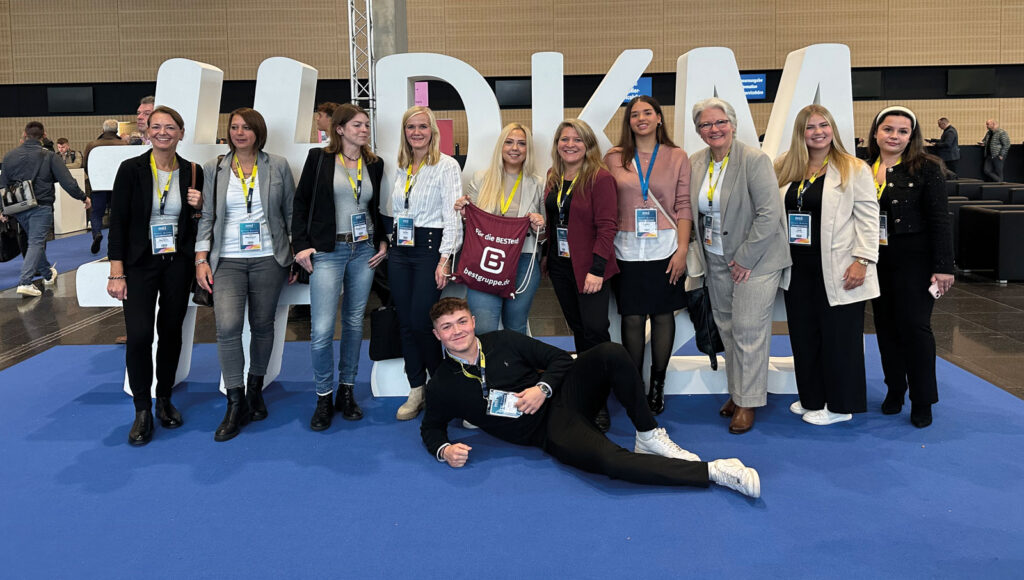 Gruppenbild unserer Kolleg:innen vor großen Hashtag DKM Buchstaben