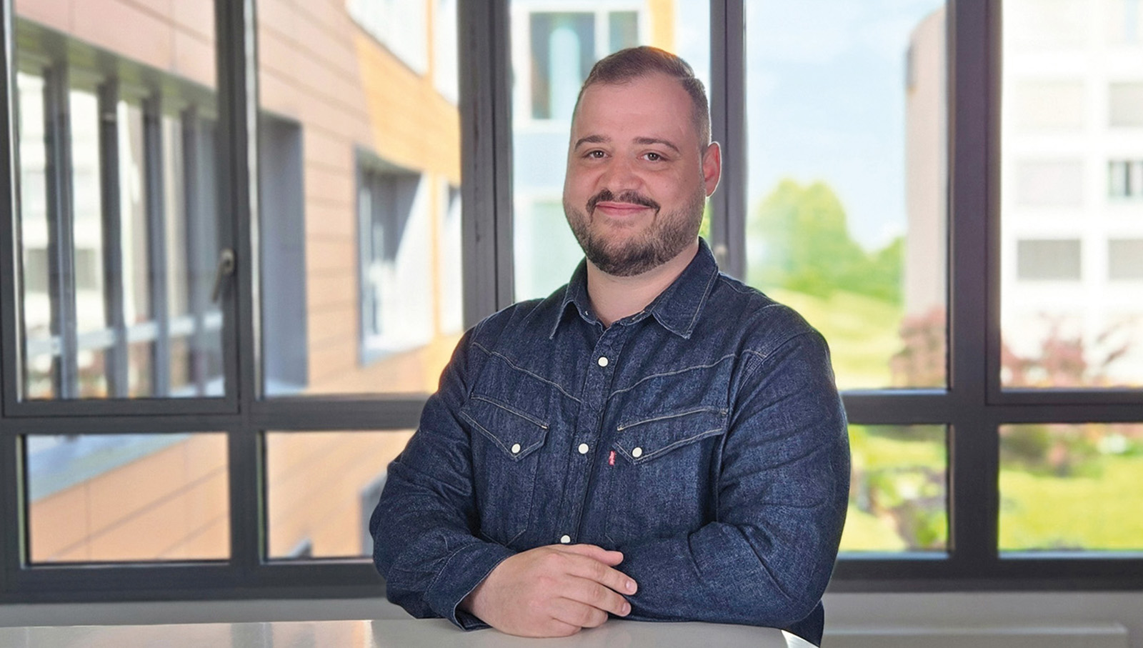 Im Bild ist unser Mitarbeitender Michael, der unser Team IT unterstützt.