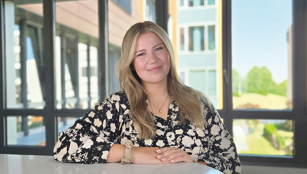 Unsere neue Mitarbeitende bei der BEST GRUPPE - Stefanie, die hier auf dem Bild in die Kamera lächelt.