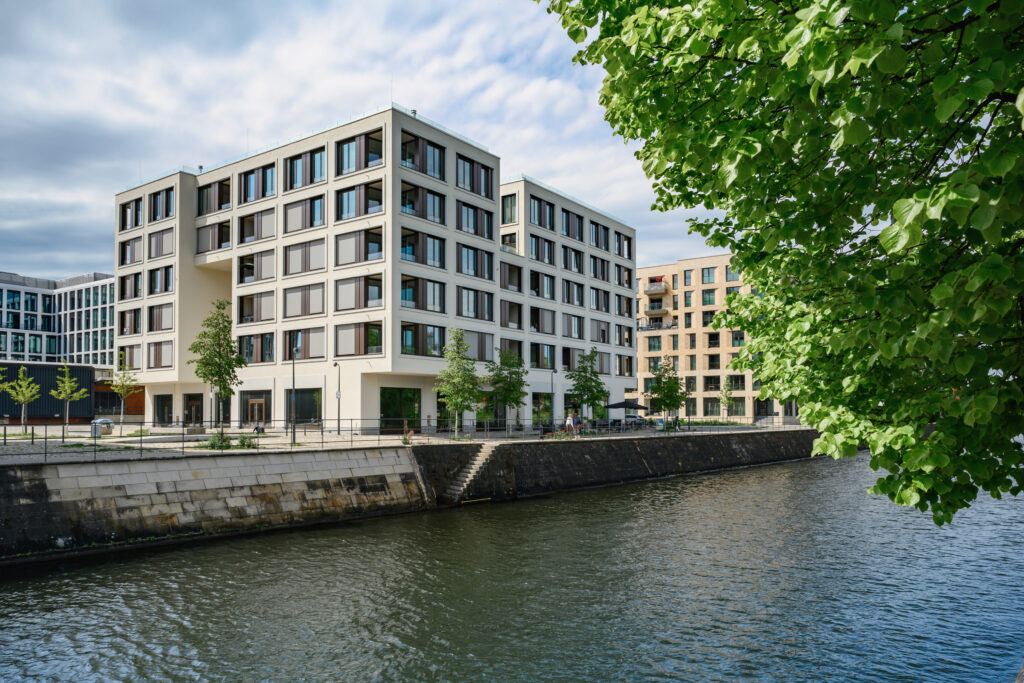 Neue moderne Apartmenthäuser an der Spree