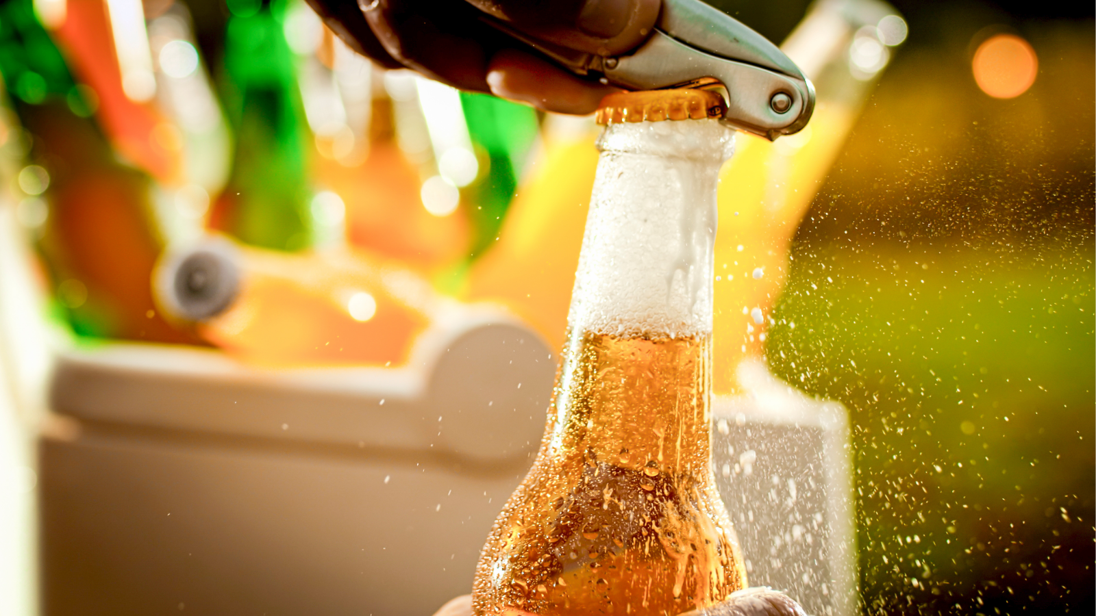 Öffnen einer Flasche mit Kronkorken