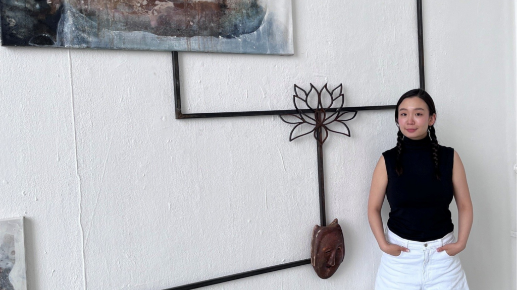 Künstlerin Juliana Paek steht vor einer ihrer Kunstwerke