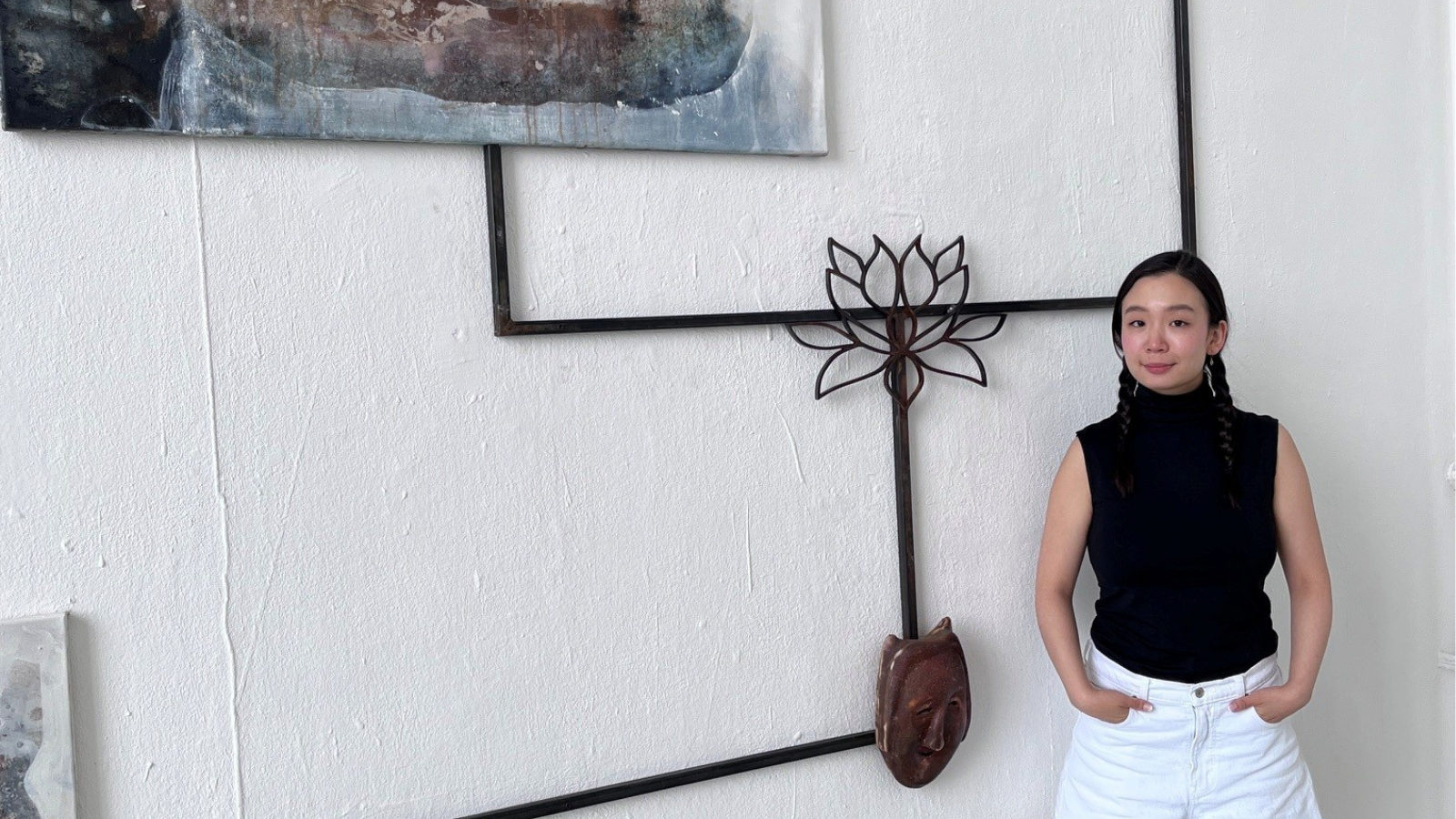 Künstlerin Juliana Paek steht vor einer ihrer Kunstwerke
