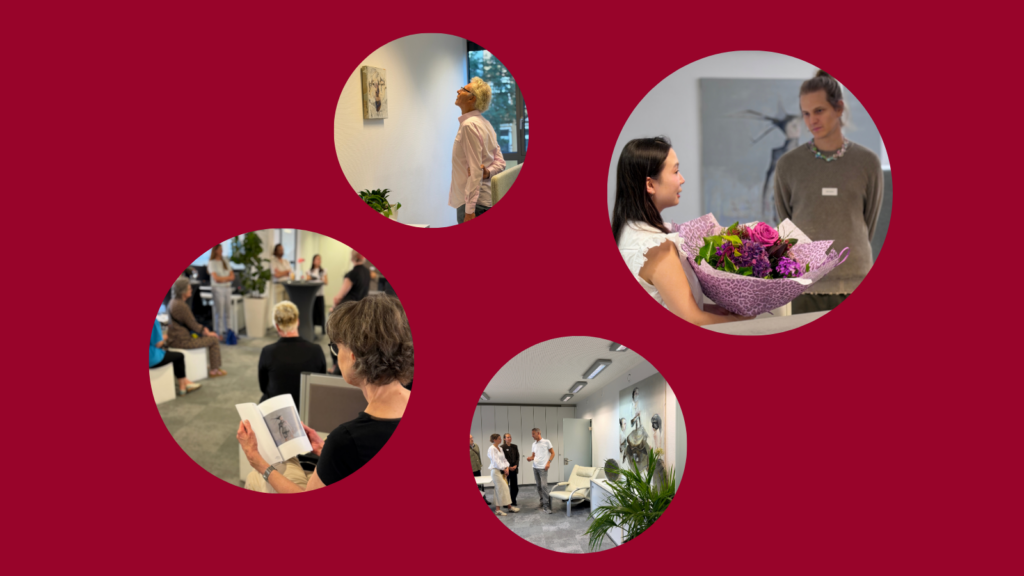Collage aus vier runden Fotografien auf bordeauxrotem Hintergrund. Die Bilder zeigen Eindrücke einer Kunstausstellung: eine Person betrachtet ein Kunstwerk an einer Wand, eine Blumenübergabe im Rahmen einer Veranstaltung, Gäste während einer Führung oder Präsentation sowie eine Gruppe von Besuchenden in einem Ausstellungsraum mit großformatiger Kunst. Die Aufnahmen vermitteln die Atmosphäre eines kulturellen Austauschs und einer geführten Kunstbetrachtung.