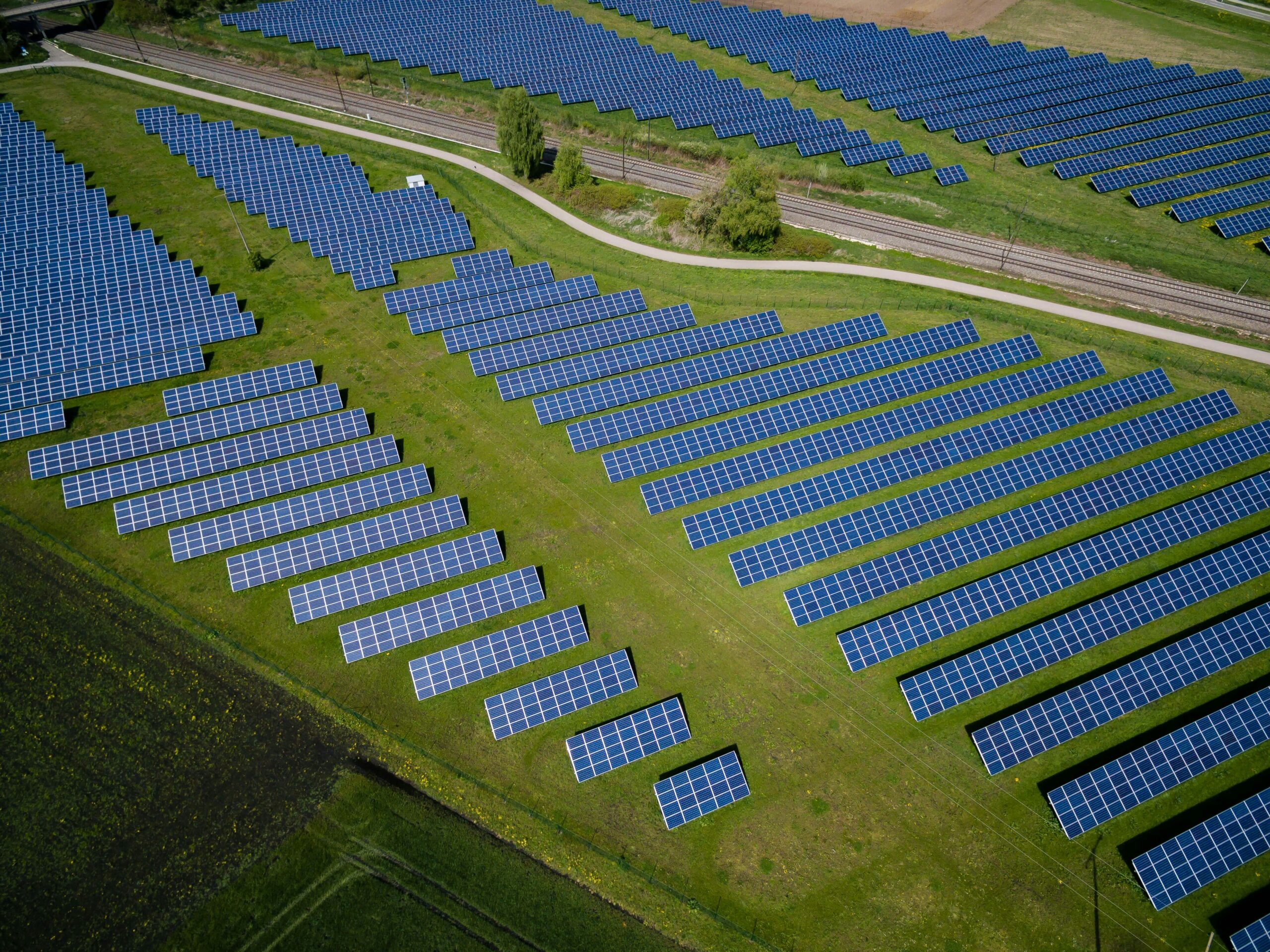 Feld mit Solaranlagen