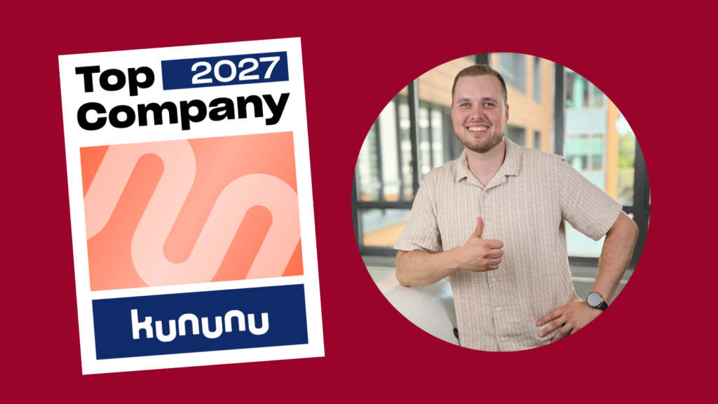 Kununu-Siegel ‚Top Company 2027‘ auf bordeauxrotem Hintergrund. Daneben ein rund ausgeschnittenes Porträt einer Person in einem Bürogebäude, die den Daumen nach oben zeigt.
